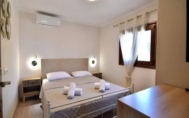 Spacious Beachfront Retreat With Large Garden in Ormos Panagias