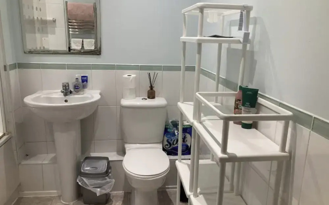Bright London Retreat Near North Acton Tube