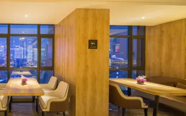 Homeplus Holiday Hotel (Chongqing Hongyadong)