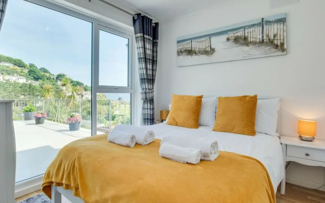 Stylish Villa in Millendreath near Sea