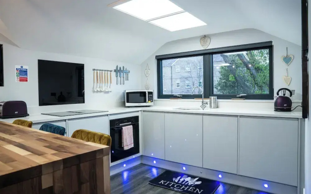 Annex, 2 Bed, Sleeps 4, Parking