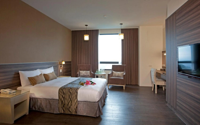 Renyi Lake Hotel