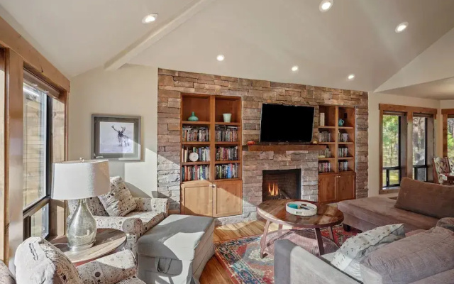 3 Tumalo Home with Wood Burning Stone Fireplace, Hot Tub, and BBQ on the Deck by RedAwning