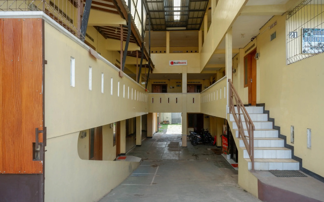 RedDoorz Syariah near GOR Satria 4