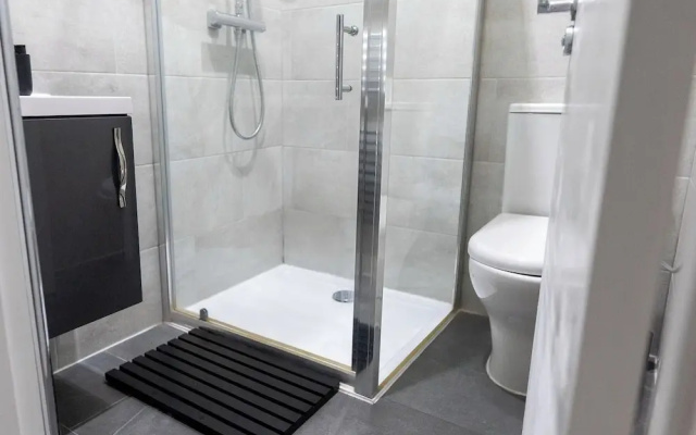 Chic City Apartment in Wallington