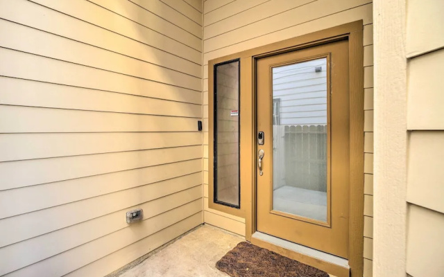 Modern Houston Townhome - 3 Mi to Downtown!
