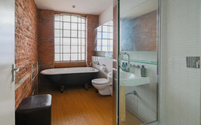 Characterful Double Bedroom in a Converted Warehouse Shoreditch
