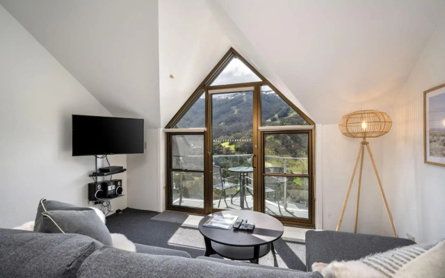 Lantern 1 Bedroom Balcony with Sweeping Mountain View