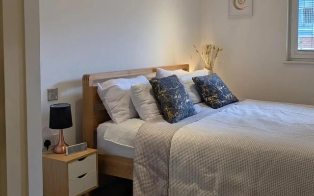 2 Bed Apartment Sleeps 6 - Pets Welcome - Rooftop
