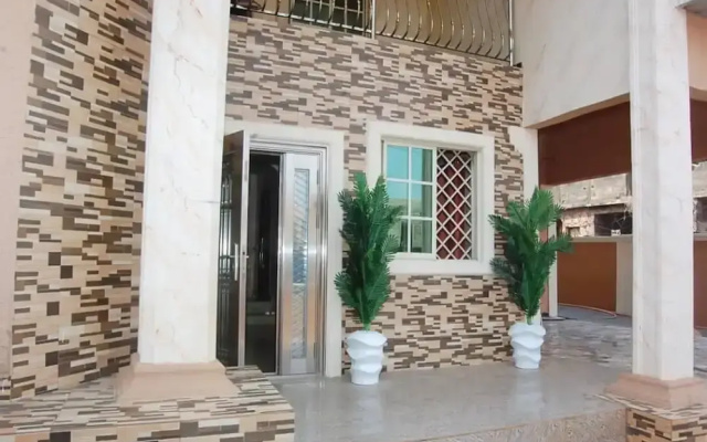 6 Bedroom Serviced Apartments In House in Benin