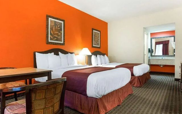 Quality Inn & Suites At Six Flags