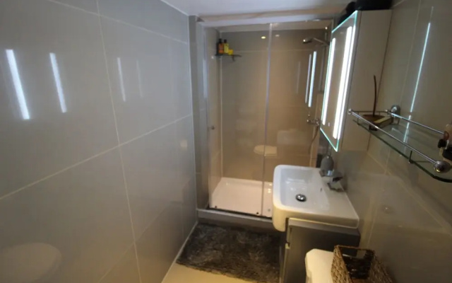 Beautiful Cosy 1 Bedroom Basement Apartment