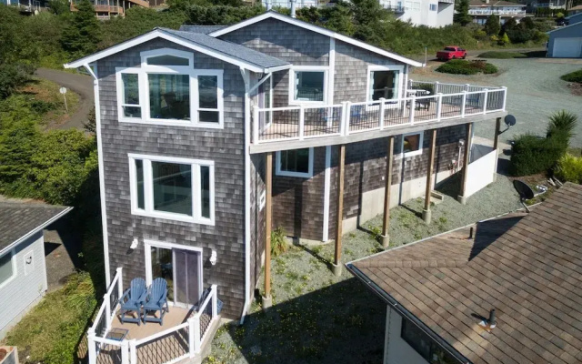 The Lighthouse 3 Br home by RedAwning