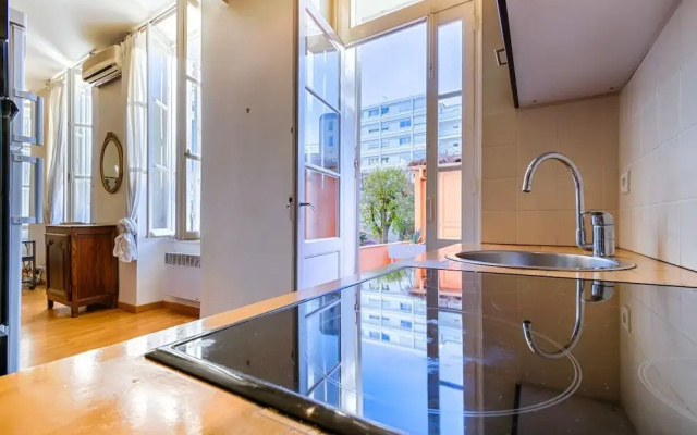 Large Air-conditioned One-room Apartment - Terrace