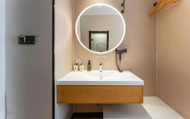 Super 8 Hotel (Jinan  Pengjiazhuang Metro Station Licheng Second Middle School)