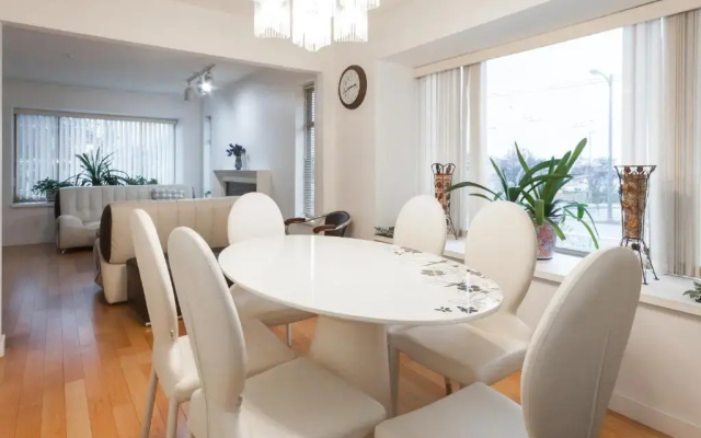 Convenient to Attractions & Close To Airport