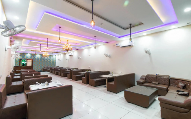 OYO 46921 Hotel Amigo