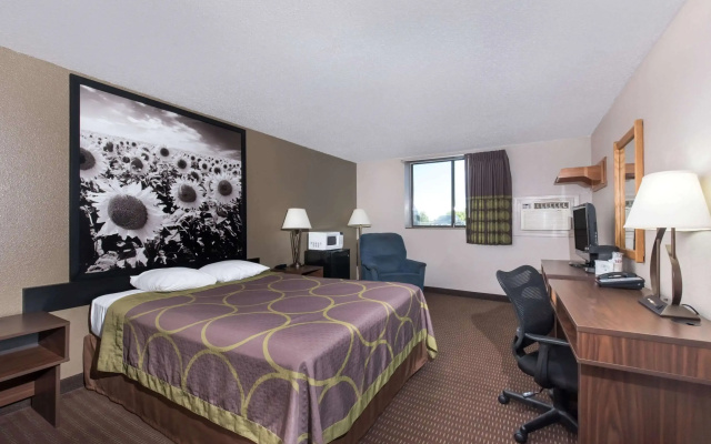 Super 8 by Wyndham Bismarck