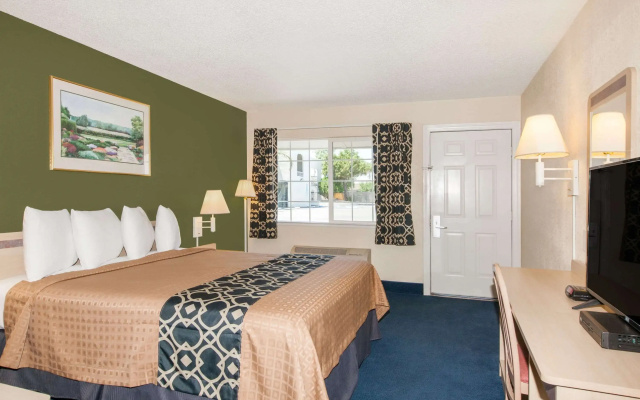 Travelodge by Wyndham Los Banos CA