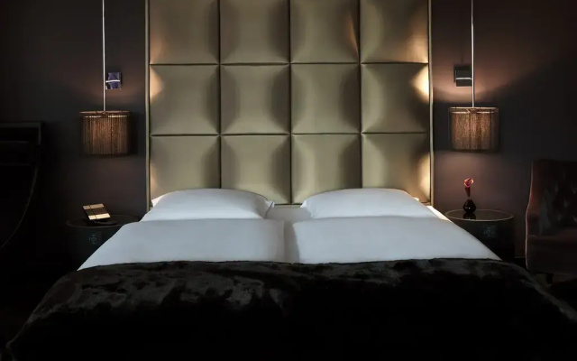 Roomers Frankfurt Central, Autograph Collection