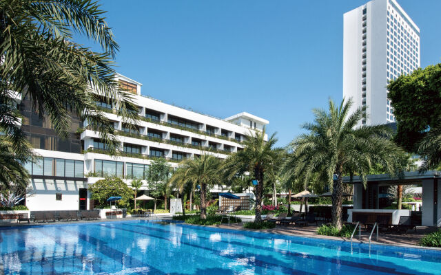 White Swan Hotel бассейн