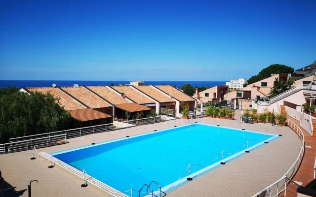 Kefalure, Terraced House in Residence With Swimming Pool