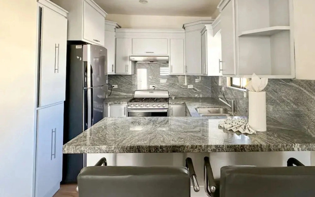 Sleek Downtown Escape With Private Parking