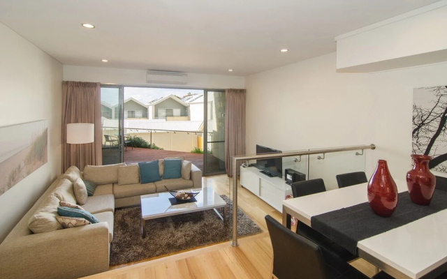 16 Seine Bay Apartment