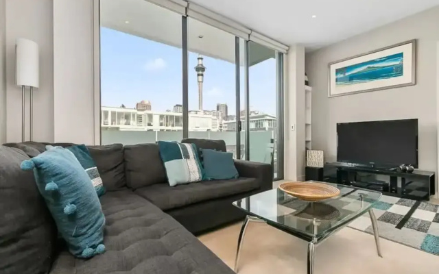 Beautiful 2BR - Pool, Gym & Parking Zodiak Stays
