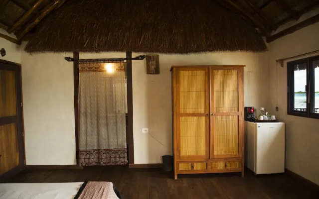 Lagoon Front Hut