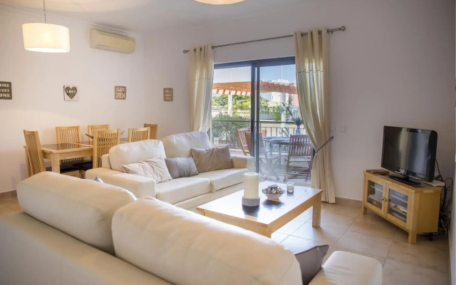 B05 - Lux & Pool Central Apartment