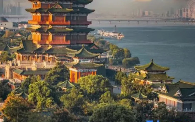 Yuejiang Holiday Hotel