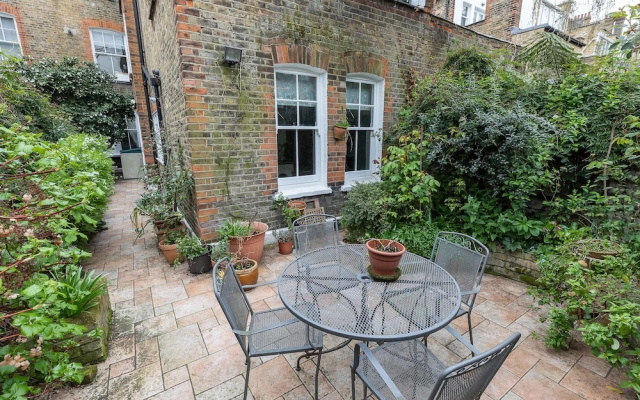 JOIVY 2 Bed Flat With Garden Next to Battersea Park!