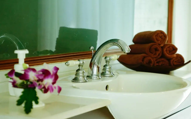 Saphan Krungthep Hostel & Spa