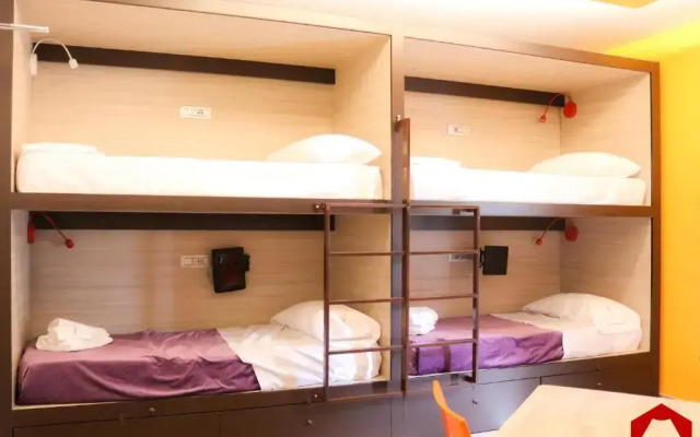 Vulkan Capsule Hostel