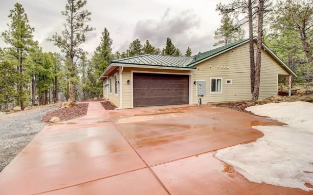 Pinetop-lakeside Home w/ Private Hot Tub & Bar