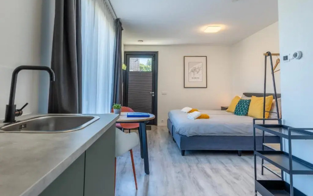 Roosjesweg 2 Luxe gastenkamer 400 meter van strand met parkeerplaats