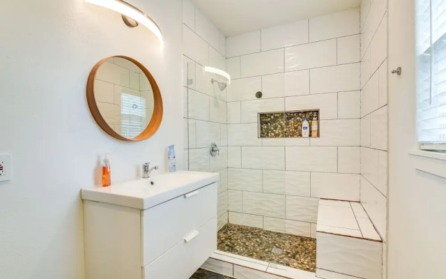 Modern Houston Haven: 3 Mi to Downtown Attractions