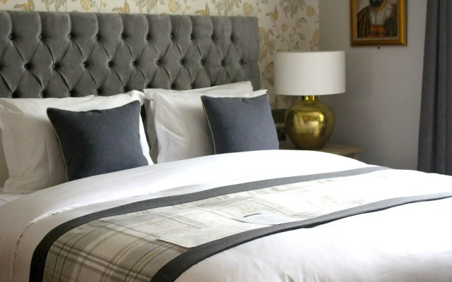 The Hayden Pub & Rooms
