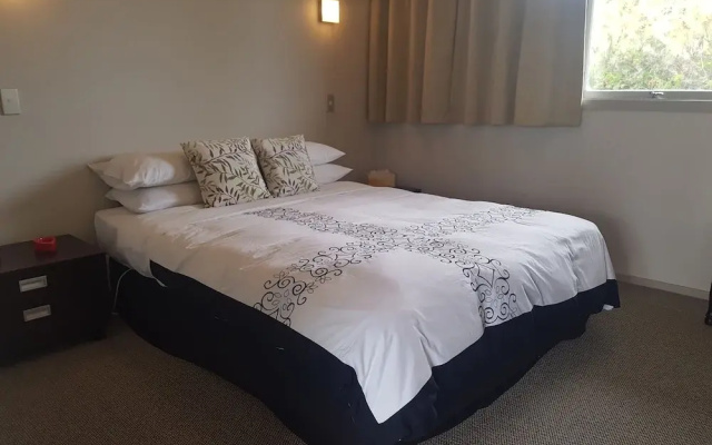 300 Lake Terrace C4