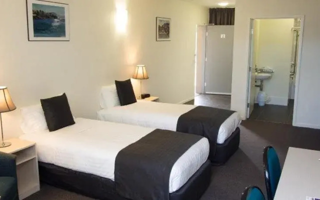 Shoreline Hotel