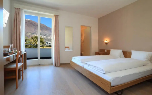 Ascona Lodge, Pool & Garden Retreat