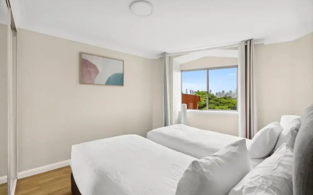 Stylish 2-bed Camperdown Apartment With Balcony
