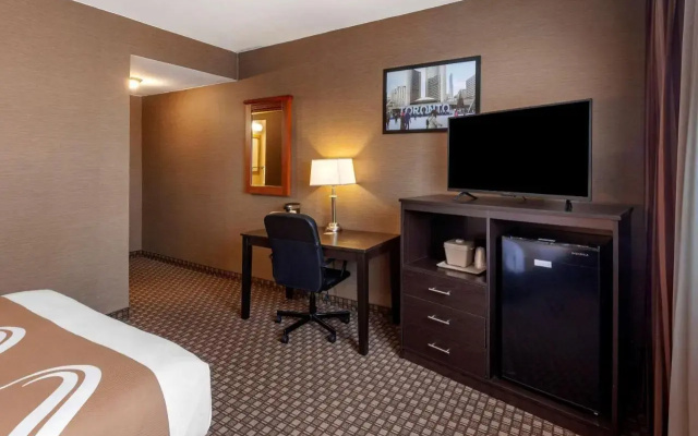 Econo Lodge Inn & Suites Toronto Airport
