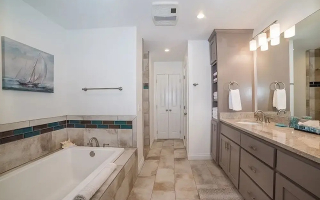 Anchorage Haus 3 Bedroom Home by RedAwning