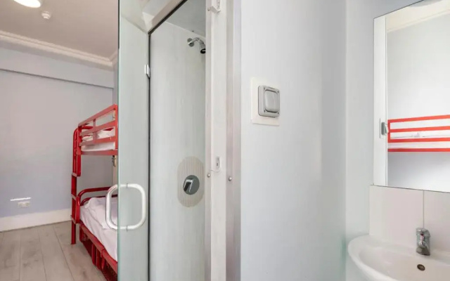 Astor Victoria Hostel 18 to 39 years