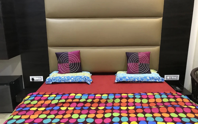 Oyo 27864 Hotel Samrat