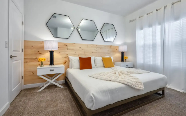Modern townhome with private pool near Disney
