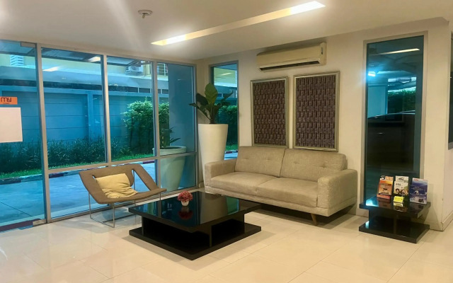 1 bdrm condo 5 minutes walk to BTS FREE Wifi