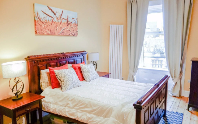 Newly Furnished Flat on Leith Walk, Sleeps 4